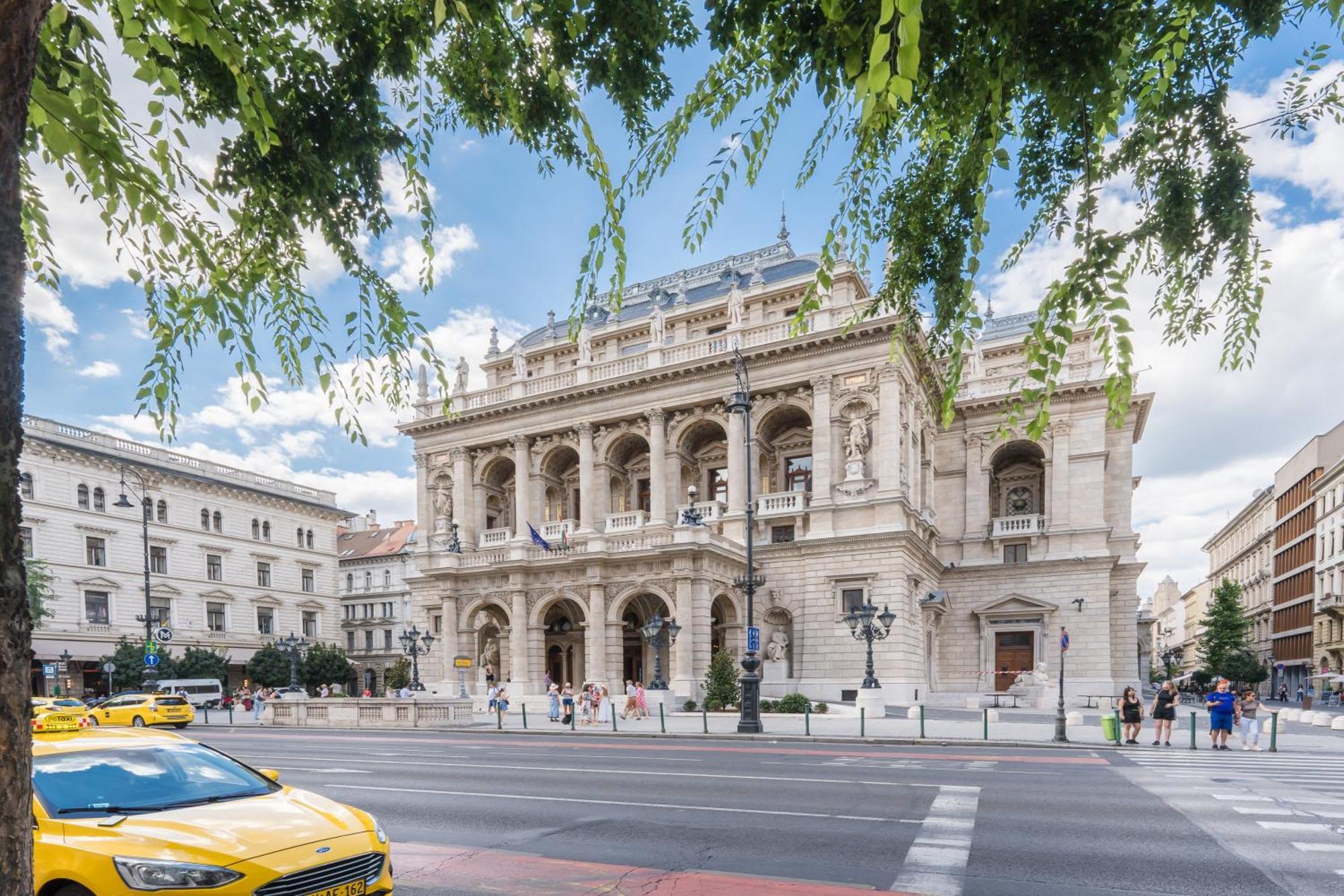 Апартаменты Modern Penthouse In A Century Old Building